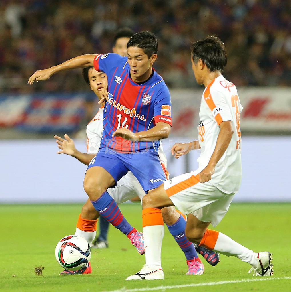 国内ラストゲームとなったＦＣ東京・武藤嘉紀（よしのり、中央）＝２０１５年６月２７日、東京都調布市・味の素スタジアム（山田俊介撮影）