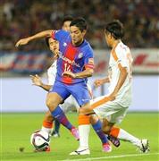 国内ラストゲームとなったＦＣ東京・武藤嘉紀（よしのり、中央）＝２０１５年６月２７日、東京都調布市・味の素スタジアム（山田俊介撮影）