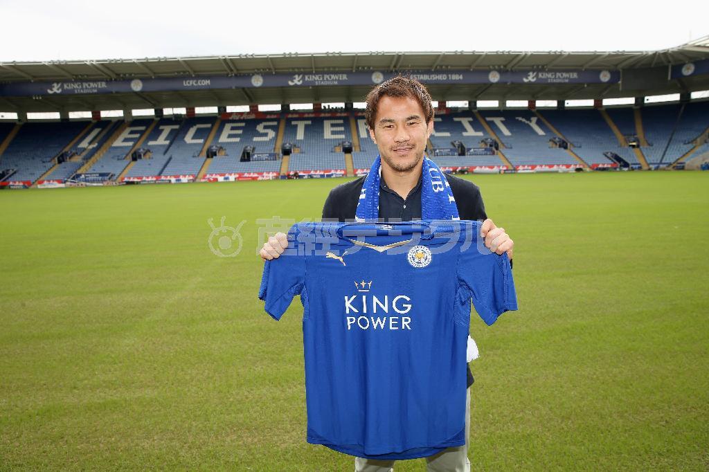 プレミアリーグ・レスターのホームスタジアムで、ユニホームを掲げる岡崎慎司＝２０１５年６月２６日、英国・レスター（ゲッティ＝共同）