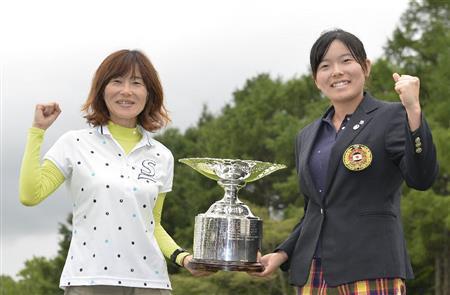 キャディーを務めた母親の久美さん（左）と共に優勝カップを手にし、笑顔の勝（かつ）みなみ＝２０１５年６月２７日、北海道北広島市の札幌ＧＣ輪厚（共同）