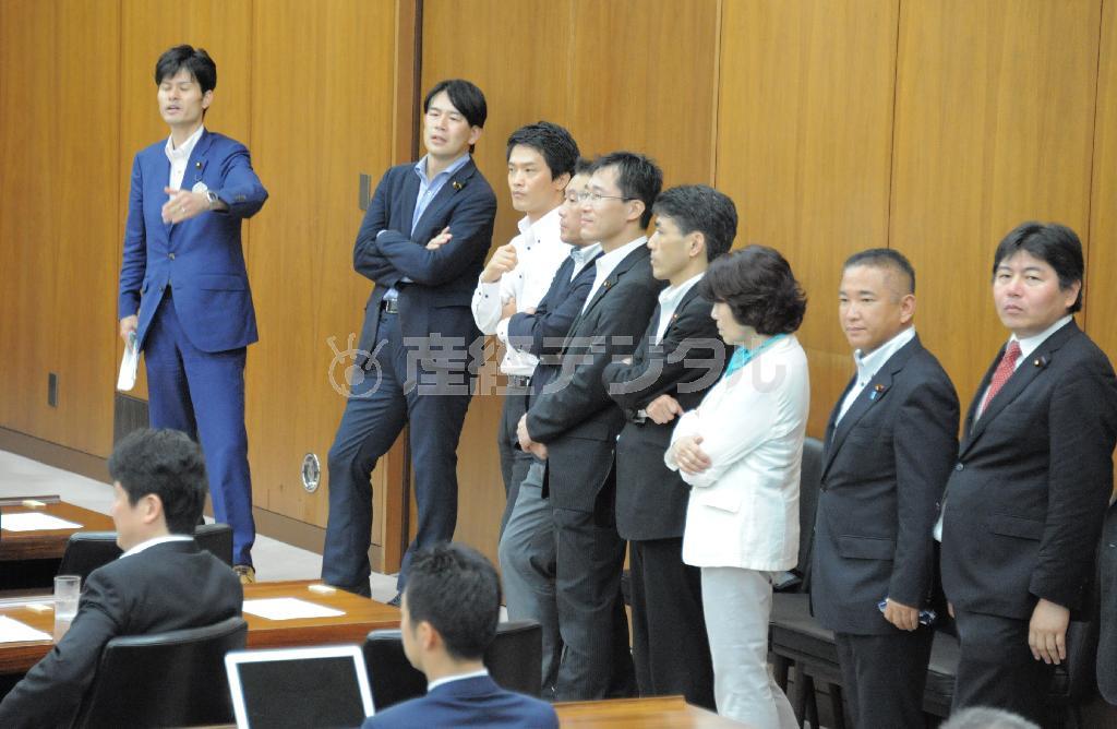 衆院厚生労働委員会で、席を離れ立ったまま抗議をする民主党の議員ら＝２０１５年６月１２日、衆院第１６委員室（斎藤良雄撮影）