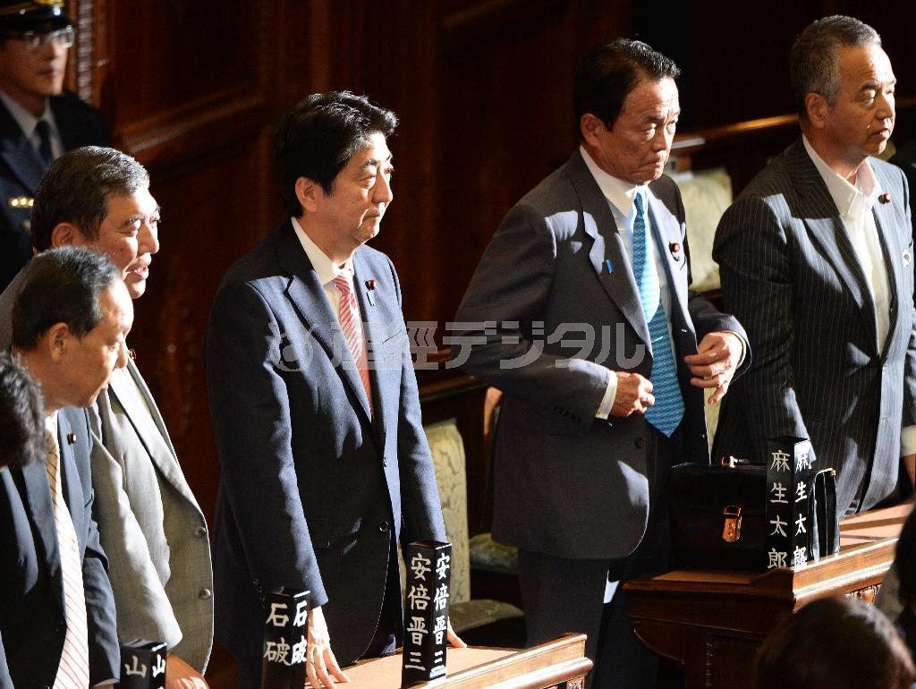 安倍晋三（しんぞう）首相（中央）も出席し、衆院本会議で今国会の会期を９５日間延長することを議決した＝２０１５年６月２２日、国会（酒巻俊介撮影）