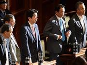 安倍晋三（しんぞう）首相（中央）も出席し、衆院本会議で今国会の会期を９５日間延長することを議決した＝２０１５年６月２２日、国会（酒巻俊介撮影）