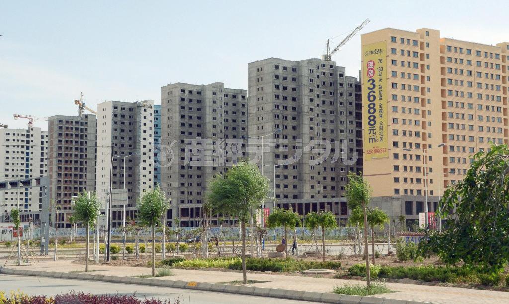 中国・甘粛省蘭州市の「新区」で建設中のマンション＝２０１５年６月９日（共同）