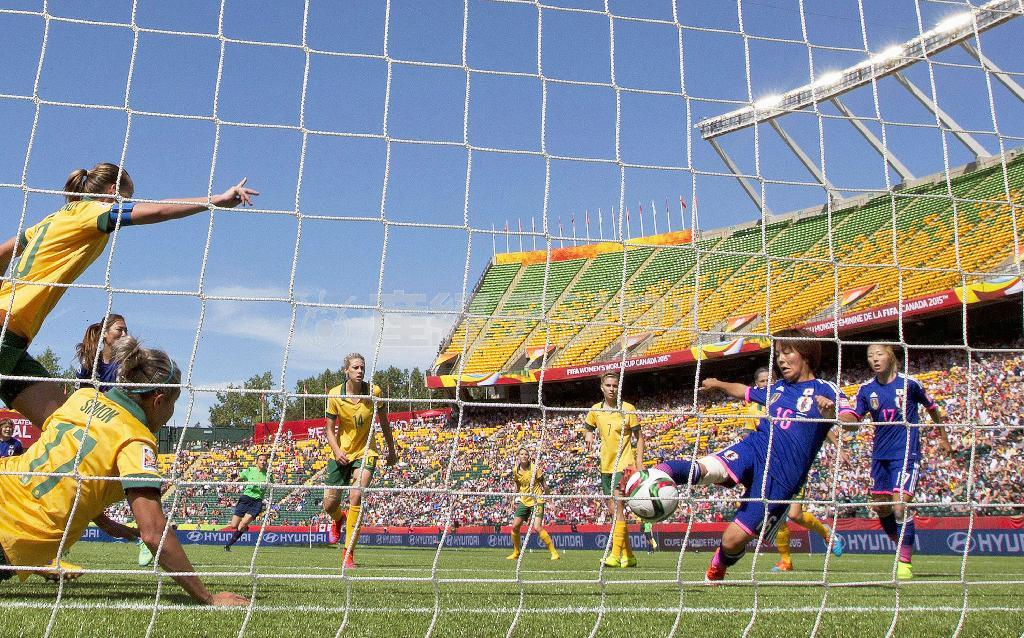 後半、ＣＫからのこぼれ球に反応して、値千金のゴールを決める岩渕真奈（まな、右から２人目）＝２０１５年６月２７日、カナダ・アルバータ州エドモントン（ＡＰ）