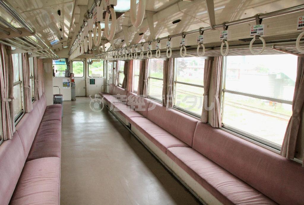 列車プロレスのリングとなる山形鉄道フラワー長井線の車内＝２０１５年６月１９日、山形県南陽市の赤湯駅（共同）