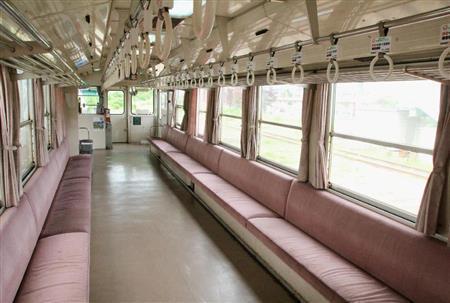 列車プロレスのリングとなる山形鉄道フラワー長井線の車内＝２０１５年６月１９日、山形県南陽市の赤湯駅（共同）