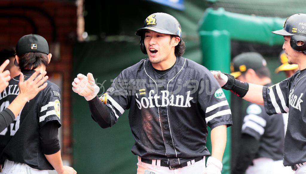 五回、生還した柳田悠岐（やなぎた・ゆうき、中央）を迎えるソフトバンクベンチ＝２０１５年６月２８日、宮城県仙台市宮城野区・コボスタ宮城（土谷創造撮影）