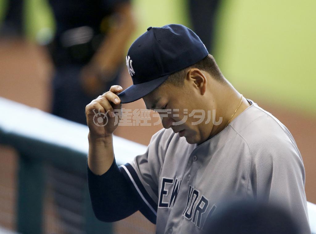 五回を投げ終え、険しい表情でベンチに戻るヤンキース・田中将大（まさひろ）＝２０１５年６月２７日、米テキサス州ヒューストン（共同）