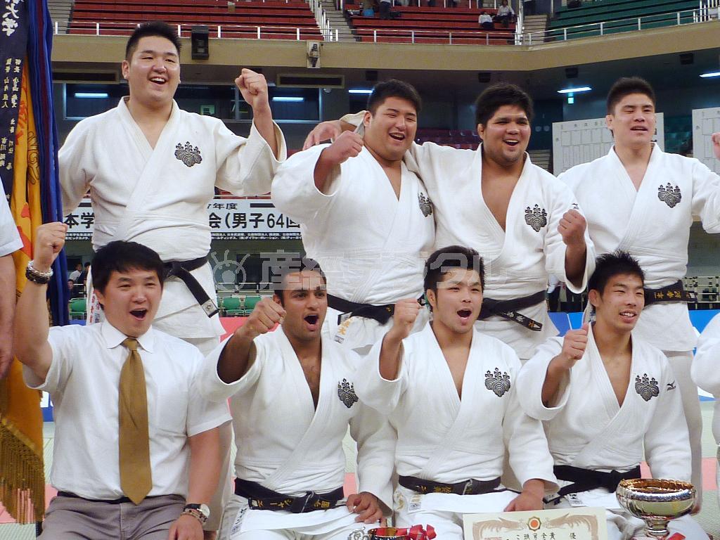 初優勝を果たし、笑顔でポーズをとる筑波大の永瀬貴規（前列右端）ら＝２０１５年６月２８日、東京都千代田区・日本武道館（共同）