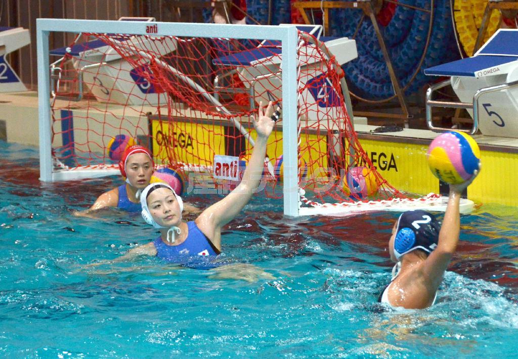 世界選手権に向け、練習する水球女子の日本代表＝２０１５年６月１２日、東京都北区の国立スポーツ科学センター（共同）