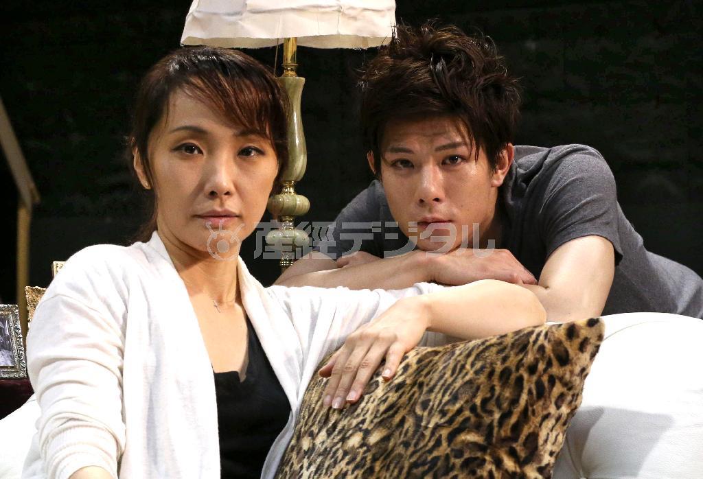 劇団四季では、夜中も稽古場で自主練習をしていたという濱田めぐみ（左）と柿澤勇人（はやと）。「辞めてその場所がなくなったことがショックだった」と苦笑い＝２０１５年６月１６日、東京都墨田区（長尾みなみ撮影）