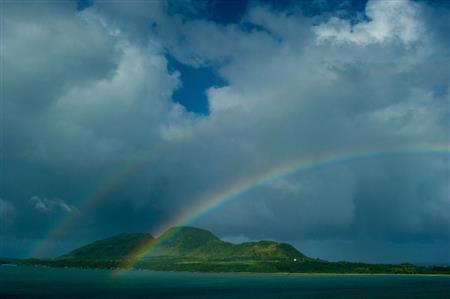 夏特有のスコールの後に浮かんだ虹＝沖縄県、石垣島北部の伊原間（永山真治さん撮影）