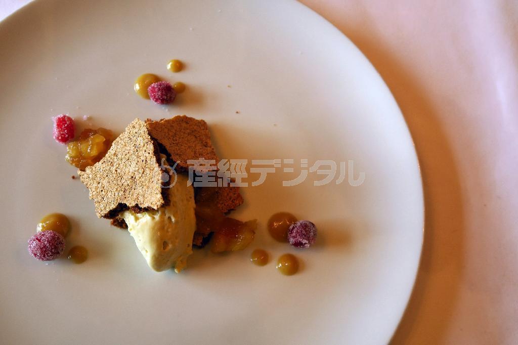 フレンチの店で最後に出てくるデザートは、お皿が大きく、ソースやチョコレートなどを使って、お皿全体がアート作品のようでもあるので、より良く見せるために真上からのカットも撮りました＝２０１４年１０月６日（須藤夕子さん撮影）
