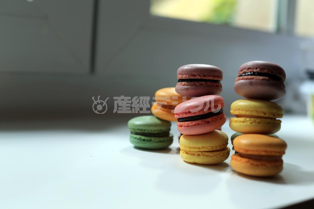 マカロンは見た目がフォトジェニックなので思わず撮りたくなりますが、ひとつだけを撮ってみても「かわいさ」が伝わりません。こういうときは、重ねてみてはいかがでしょうか？色の配列を考えながら、明るめの色が中心にくるように撮りました。窓際の柔らかい光の逆光で撮れば、スイーツ撮影は失敗が少ないでしょう＝２０１４年７月１日（須藤夕子さん撮影）