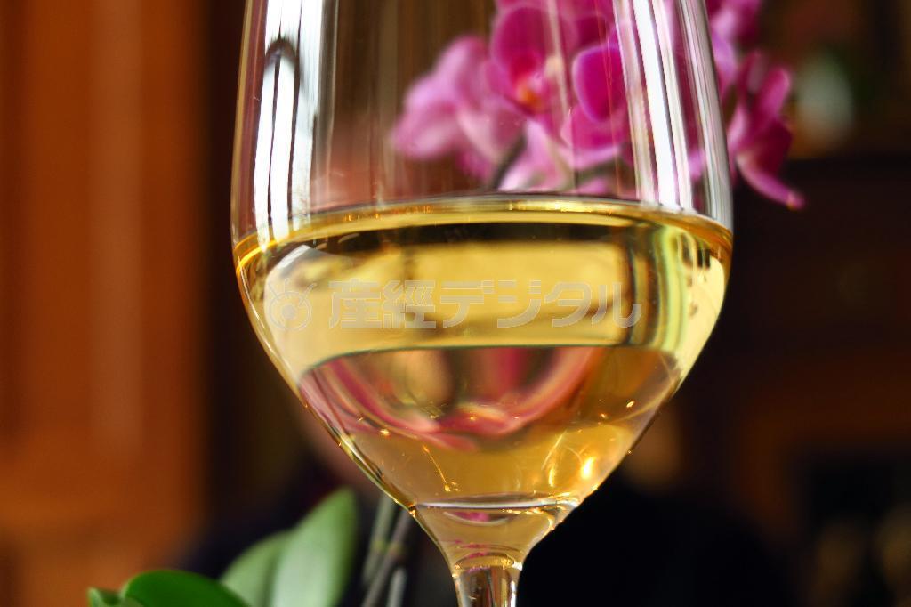 ワインも下から撮り、グラスにどんなモノが写るのかをよく見ておくと、面白いカットが撮れます。ここはナイアガラに あるワイナリーの中のお店ですが、白ワインの色にも、たくさんの色があります。こちらはコンパクトカメラで撮影しま したが、見た目に近い色を出すためにカメラ内で設定しています＝２０１４年１０月６日（須藤夕子さん撮影）