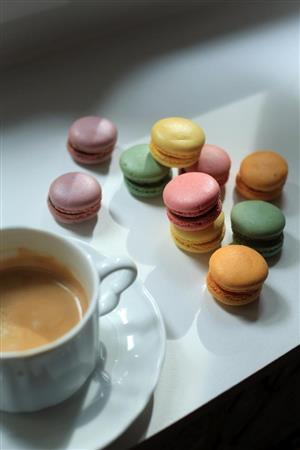 マカロンは見た目がフォトジェニックなので思わず撮りたくなりますが、ひとつだけを撮ってみても「かわいさ」が伝わりません。こういうときは、重ねてみてはいかがでしょうか？色の配列を考えながら、明るめの色が中心にくるように撮りました。物足りないときは、コーヒーをいれるとサイズ感が分かり、よりかわいらしさが演出されます。窓際の柔らかい光の逆光で撮れば、スイーツ撮影は失敗が少ないでしょう＝２０１４年７月１日（須藤夕子さん撮影）