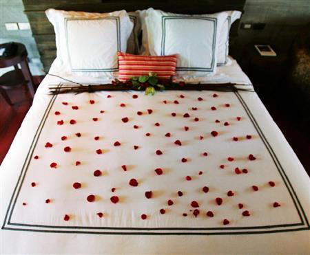 プーケットのインディゴブルーというホテルです。ハネムーンには、このようなサービスがあるホテルが多いですが、上から撮影するだけではもったいない！＝２００８年７月１８日（須藤夕子さん撮影）