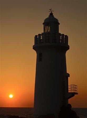 【読者写真（今回の読者：杉浦カツミさん。撮影地：愛知県田原市の伊良湖岬灯台】須藤夕子先生のワンポイントレッスン「穏やかな海に夕日が沈む瞬間に、灯台を真横から大きく撮影されていて迫力があります。物語を想像したくなる作品ですね」（提供写真）