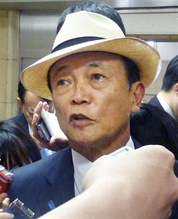 記者団の取材に応じる麻生財務相＝２９日午前、財務省