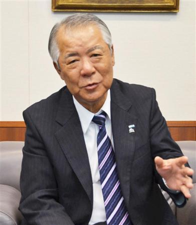 インタビューに答える日本損害保険協会の鈴木久仁会長