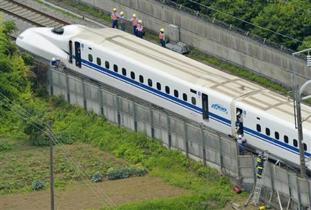 緊急停止した東海道新幹線「のぞみ２２５号」の１号車＝３０日午後０時４６分、神奈川県小田原市