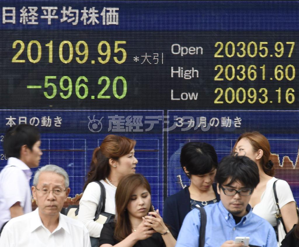 終値で今年最大の下げ幅を記録した日経平均株価を示すボード＝２０１５年６月２９日午後、東京都中央区八重洲（共同）