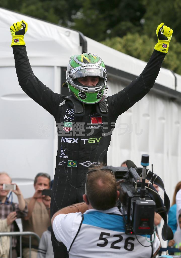 総合優勝を決め喜ぶネルソン・ピケＪｒ．選手＝２０１５年６月２８日、英国・首都ロンドン（ＡＰ）