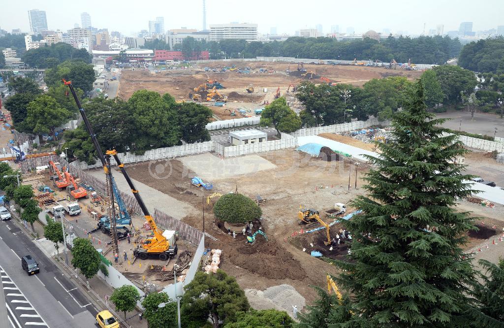 解体作業が終わり、整地された国立競技場跡地。新国立競技場は２０１９年５月の完成を目指す＝２０１５年６月１６日、東京都新宿区（寺河内美奈撮影）