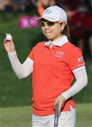 ホールアウトし声援に応える宮里美香＝２０１５年６月２８日、米アーカンソー州ロジャーズのピナクルＣＣ（共同）