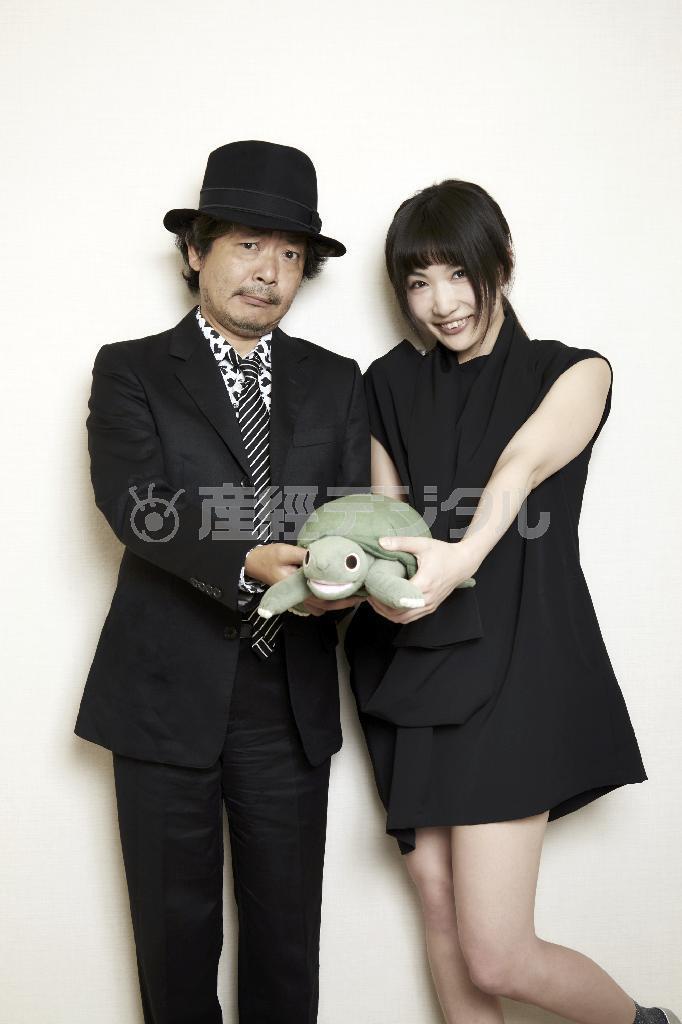 映画「ラブ＆ピース」の鍵となる亀を持った、園子温（その・しおん）監督と中嶋イッキュウさん＝２０１５年６月２４日（伊藤香織さん撮影）