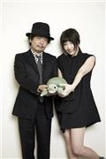 映画「ラブ＆ピース」の鍵となる亀を持った、園子温（その・しおん）監督と中嶋イッキュウさん＝２０１５年６月２４日（伊藤香織さん撮影）