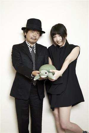 映画「ラブ＆ピース」の鍵となる亀を持った、園子温（その・しおん）監督と中嶋イッキュウさん＝２０１５年６月２４日（伊藤香織さん撮影）