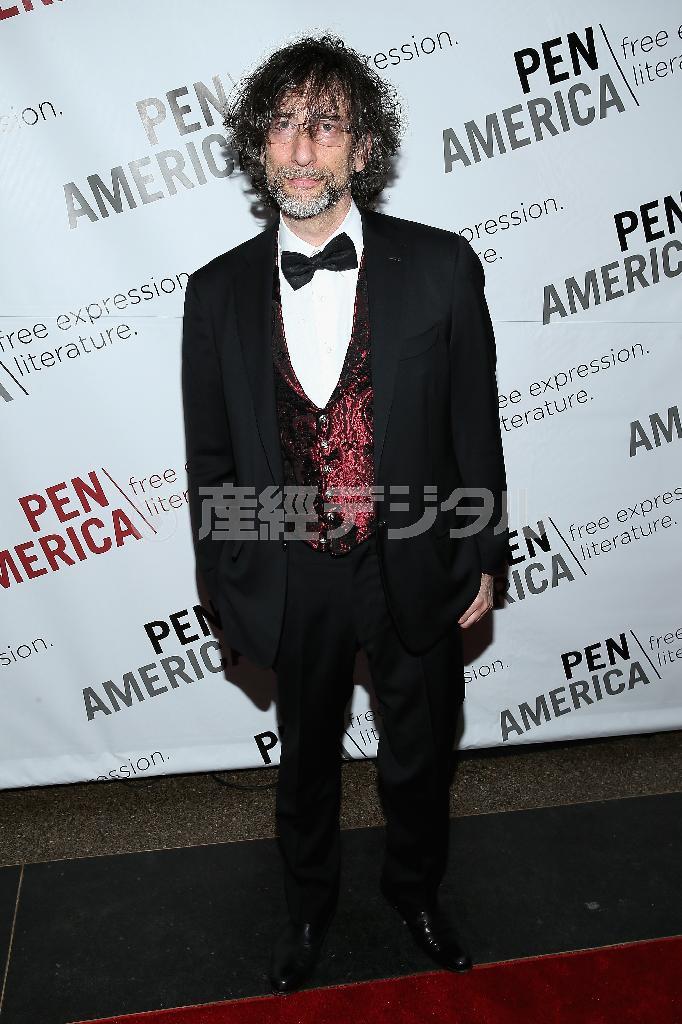 英作家、ニール・ゲイマンさん＝２０１５年５月５日、米ニューヨーク（ゲッティ＝共同）