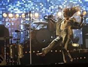 英バンド「フローレンス・アンド・ザ・マシーン」＝２０１５年６月２６日、英国・グラストンベリー（ロイター）