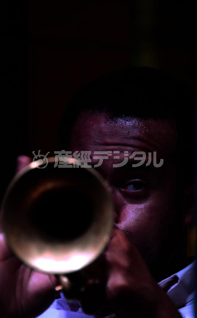 フレンチメン・ストリートで演奏する黒人ミュージシャン＝２０１５年３月１７日、米ルイジアナ州ニューオーリンズ（川口良介撮影）