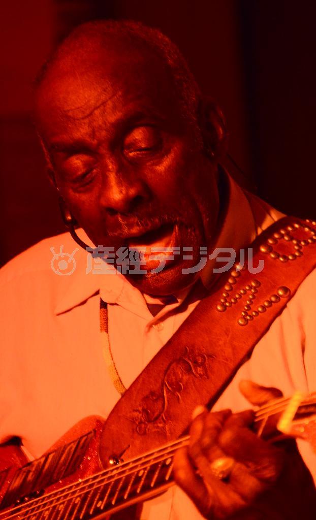 力強い演奏を見せるリオ“バド”ウェルチ。ギターを手にするとその表情は一変した＝２０１５年３月２０日、米ミシシッピ州クラークスデール（川口良介撮影）