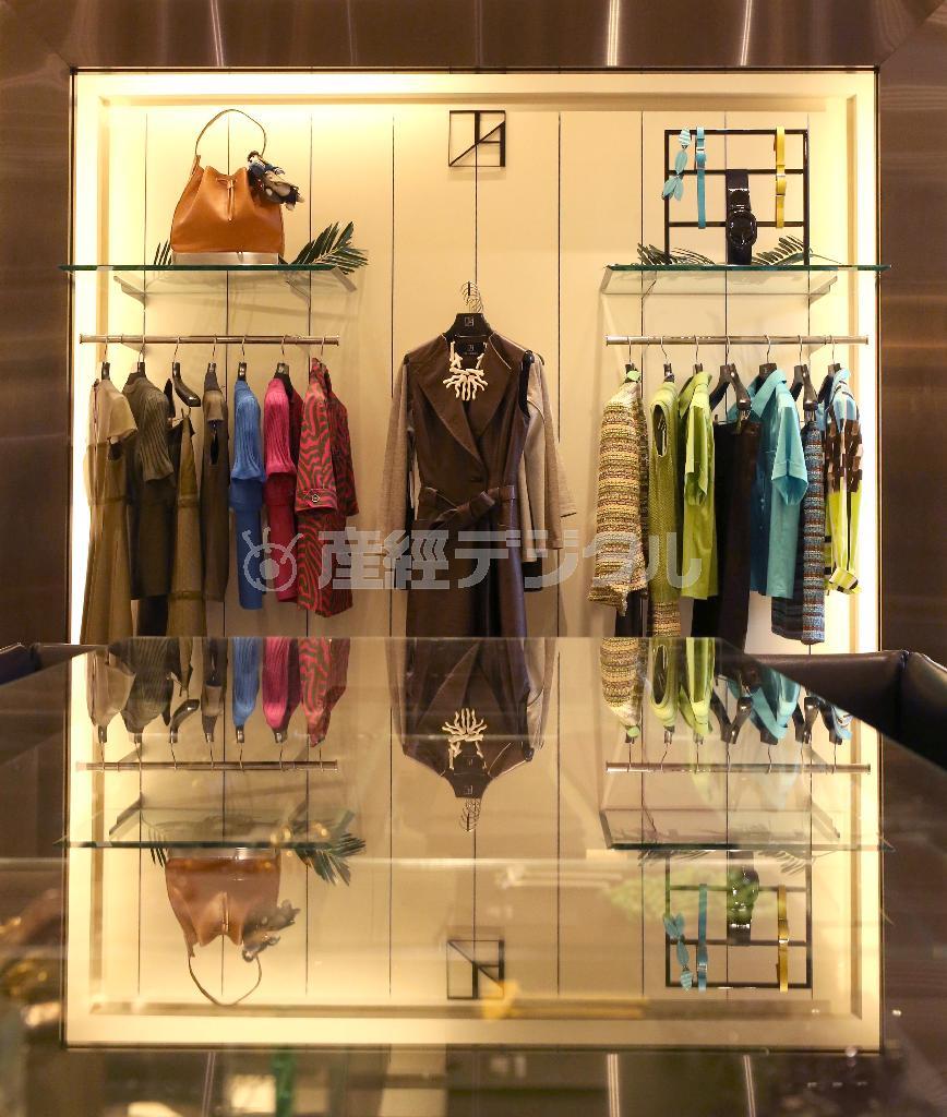 カラフルで洗練された都会的な夏を楽しむアイテムがそろう２０１５春夏コレクション。写真中央は上質でソフトなシープスキンを使用した型押しワンピース（４０万円）＝２０１５年６月１０日、東京都渋谷区（長尾みなみ撮影）