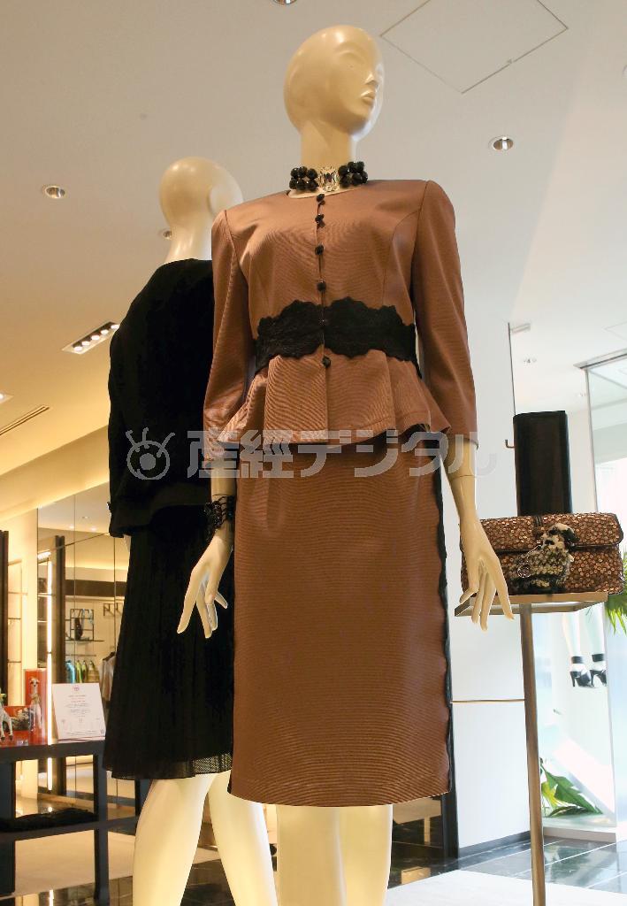 初秋もののカクテルツーピース（１８万５０００円）はウエストとスカートのサイドにあしらわれたレース使いが華やか。着心地のよいストレッチアセテートナイロン製＝２０１５年６月１０日、東京都渋谷区（長尾みなみ撮影）