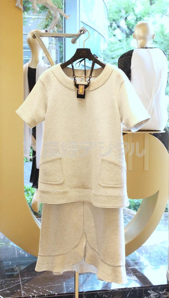 軽くて着心地のよいシームレスなコットンポリエステルジャージー素材のトップス（４万８０００円）とスカート（４万３０００円）のコーディネート。直営店限定商品＝２０１５年６月１０日、東京都渋谷区（長尾みなみ撮影）