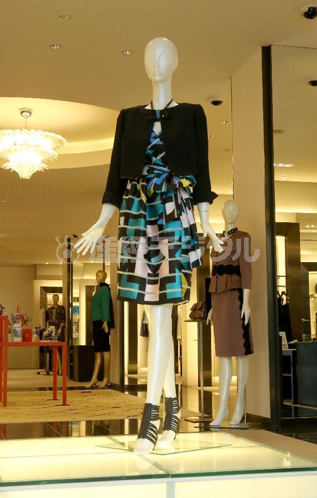 軽やかで光沢のあるシルクポリエステルジャカード素材のジオメトリックパターンが鮮やかなラップ風プリントワンピース（１６万円）に、ビーズ刺繍とスパングルがアクセントの、アセテートマトラッセのジャケット（１４万円）を羽織って。オリジナルのレザーパッツ（Ｒ）（４万８０００円）をあわせて＝２０１５年６月１０日、東京都渋谷区（長尾みなみ撮影）