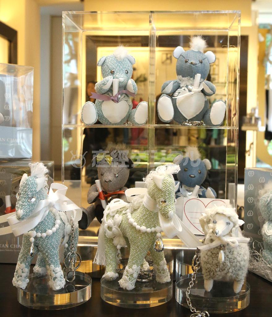 長期的な東北復興支援を目的としたマスコット付きキーホルダー「ミナ・タン＿チャーム」は丁寧な手仕事とハイクオリティーな素材が魅力のキュートでラグジュアリーな大人のチャーム。メッセージカード付テディベア（ケース内４体、１万６０００円）、馬（手前左２体、１万４０００円）、ひつじ（手前右、１万２０００円）など現在８種類の動物がラインナップ＝２０１５年６月１０日、東京都渋谷区（長尾みなみ撮影）