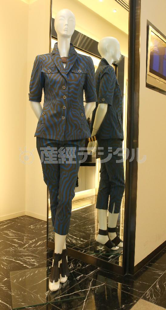 着心地のよいストレッチをきかせた、コットンギャバジンのサファリテイストなパンツスタイル。ジャケット（８万８０００円）とパンツ（５万５０００円）と単品でさまざまなコーディネートを楽しめる。足もとはオリジナルの「レザーパッツ（Ｒ）」（４万５０００円）がアクセント＝２０１５年６月１０日、東京都渋谷区（長尾みなみ撮影）