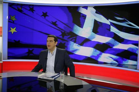 ギリシャの公営テレビ出演に臨むチプラス首相＝２９日、アテネ（ＡＰ＝共同）