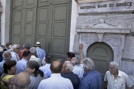 ６月２９日、アテネのギリシャ国立銀行本店前で、年金を受け取ろうと列をつくる高齢者（ＡＰ）