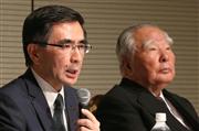 会見する鈴木俊宏氏（左）と鈴木修氏＝３０日午後、東京都千代田区