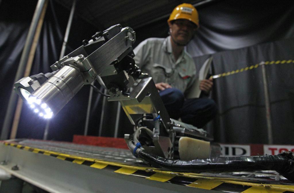 報道陣に公開された、原子炉格納器内部調査ロボット＝３０日、横浜市鶴見区