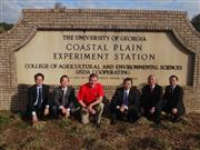 米ジョージア大学から芝の国内販売権を取得したチュウブの大田英二社長（右から３人目）