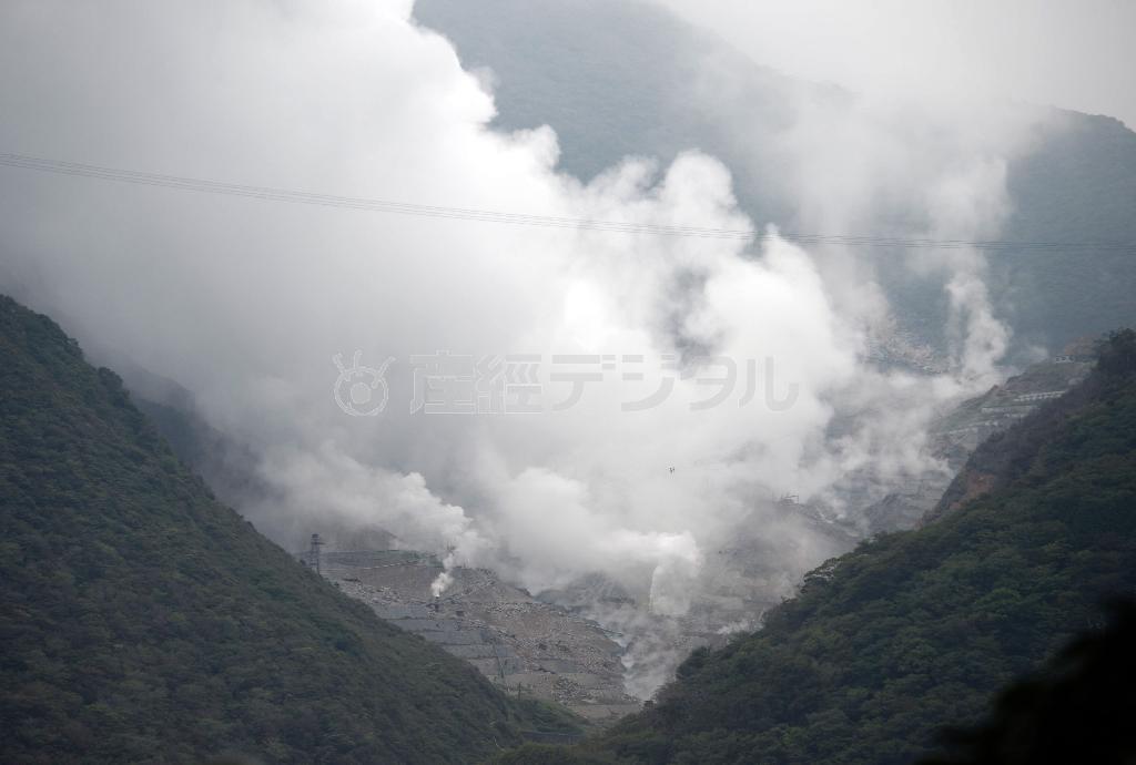 小規模噴火が確認され、噴火警戒レベルが３に引き上げられた箱根山の大涌谷（おおわくだに）＝２０１５年６月３０日午後、神奈川県足柄下郡箱根町（鴨川一也撮影）