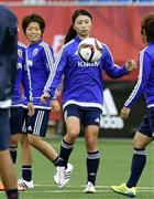 イングランド戦に向け調整する鮫島彩（さめしま・あや、中央）。左は宮間あや＝２０１５年６月２９日、カナダ・アルバータ州エドモントン（共同）